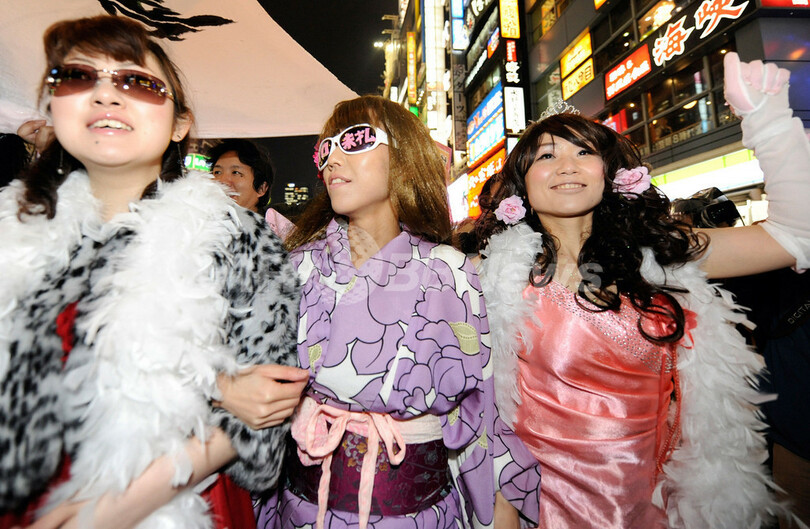 キャバ嬢、歌舞伎町でデモ行進