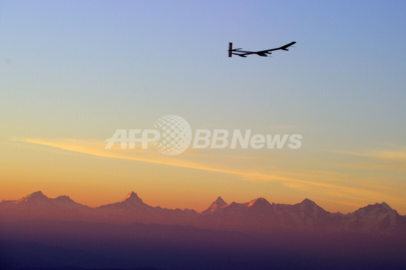 太陽の力で飛ぶ「ソーラー・インパルス」、昼夜連続26時間飛行に成功