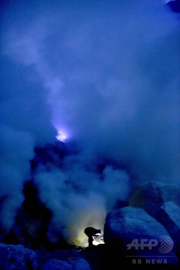 幻想的な青い炎のイジェン火山 昼は過酷な硫黄鉱山 インドネシア 写真17枚 国際ニュース Afpbb News