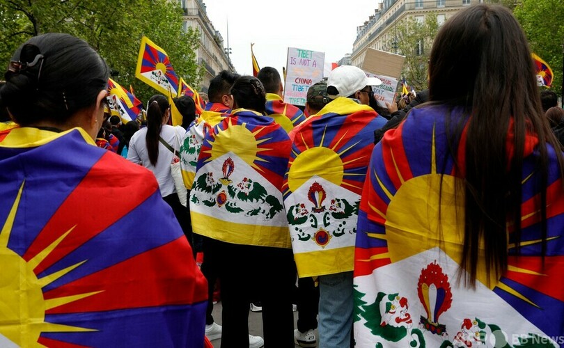 仏パリ・レピュブリック広場広場でチベット人とウイグル人コミュニティーが呼び掛けた中国の習近平国家主席の訪仏に抗議するデモ（2024年5月5日撮影）。(c)Geoffroy VAN DER HASSELT / AFP