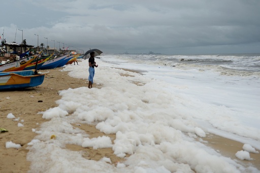インド有数のビーチに大量の泡広がる 専門家らは汚染物質と指摘 写真15枚 国際ニュース Afpbb News