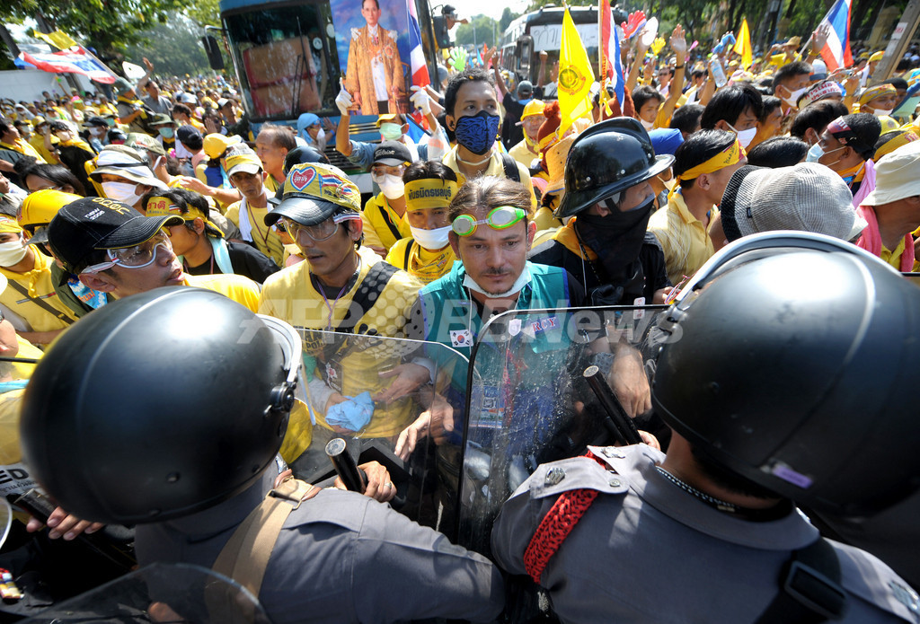 タイ反政府派 国会や政府ビルを包囲 憲法改正審議は延期 写真8枚 国際ニュース Afpbb News