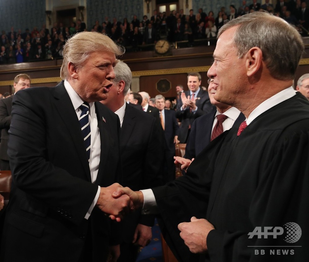 米連邦最高裁長官 トランプ氏に異例の非難 大統領も応酬 写真2枚 国際ニュース Afpbb News