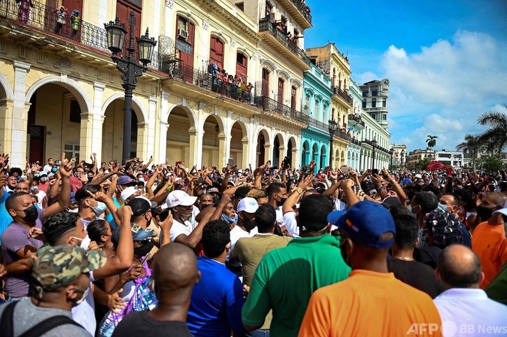 キューバで異例の反政府デモ 電力・食料不足の中「自由が欲しい」