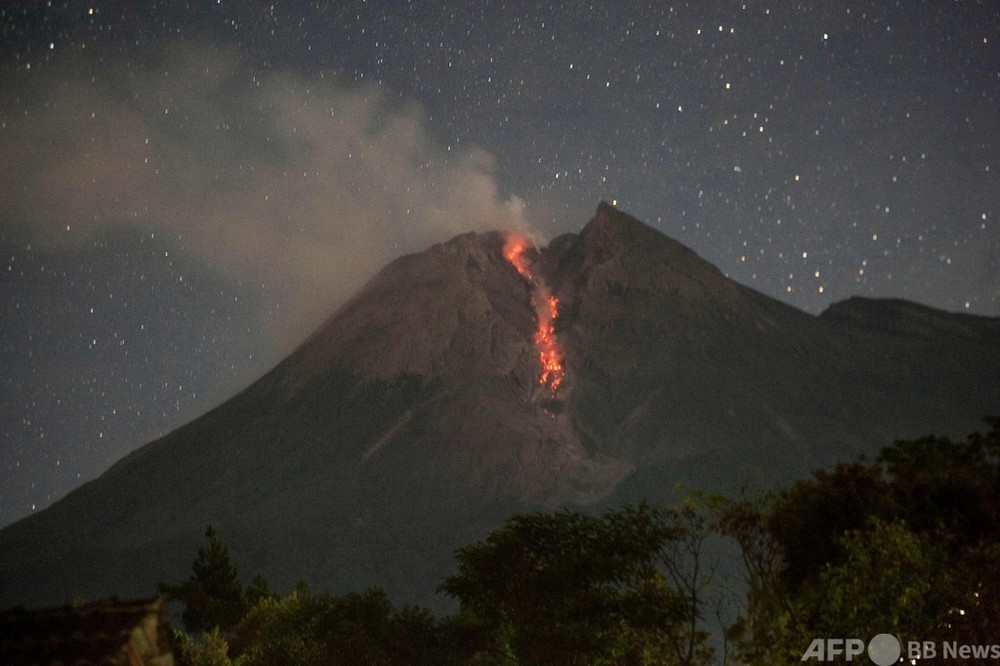 インドネシアのムラピ山 、溶岩と灰を噴出