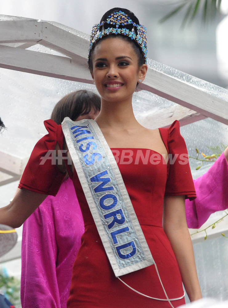 ❤️ミーナ1953さま❤️ フィリピン初のミス・ワールド、ミーガン・ヤングさんが母国凱旋 写真