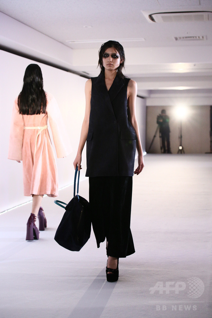 「ミキオサカベ」、レザーを使ったスペシャルファッションショー