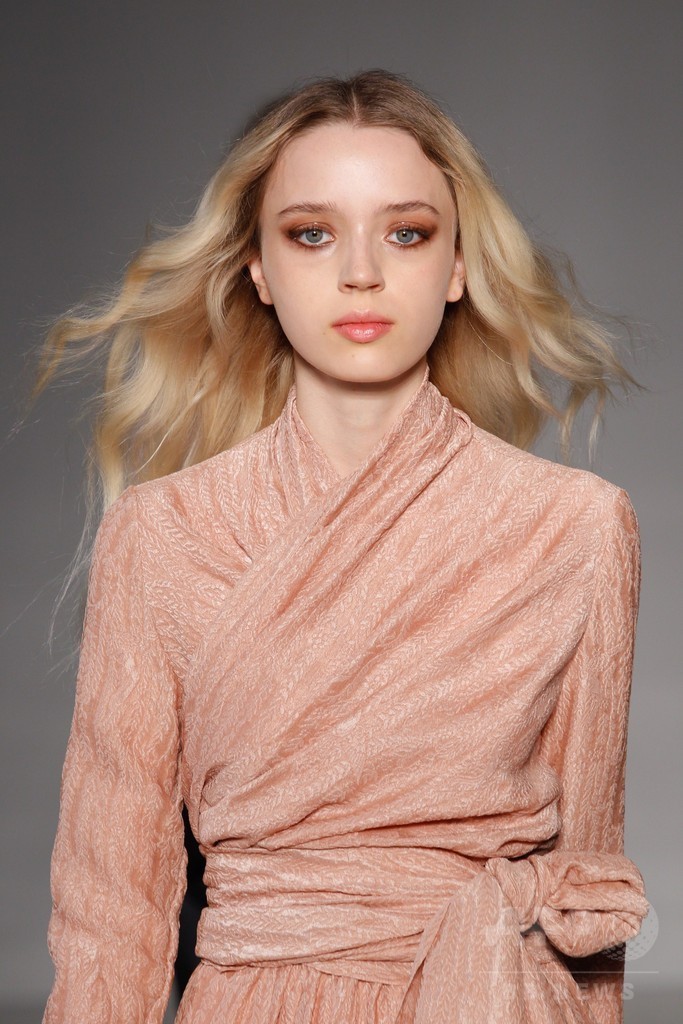 膝下丈のスカートでエレガントに、「ジル・スチュアート」15年春夏