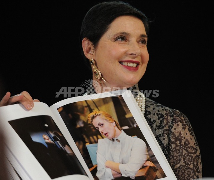 イザベラ・ロッセリーニ、母「イングリット・バーグマン」の書籍を紹介