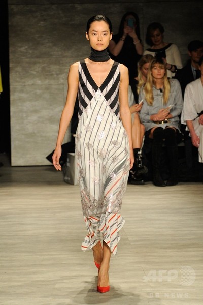 足元はサラ・ジェシカの「SJP」シューズ、「トーメ」15/16年秋冬