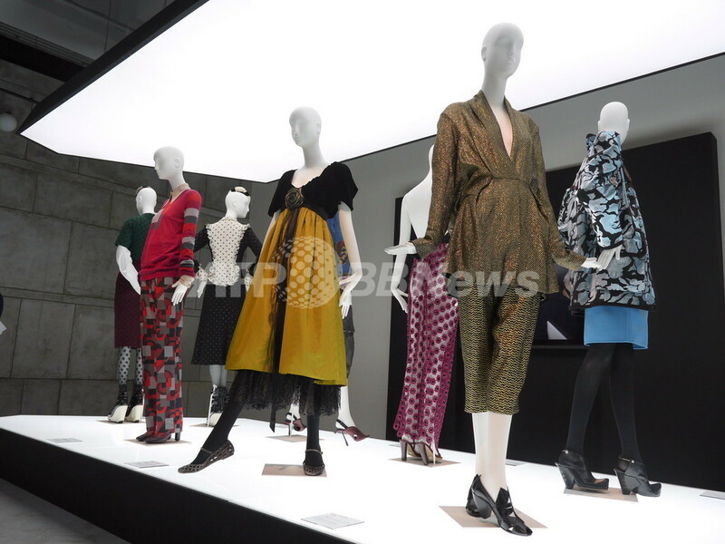 マーク ジェイコブス回顧展14日まで、貴重なショーピースが一堂に