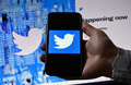 携帯電話の画面に表示されたツイッターのロゴ（2022年4月26日撮影、資料写真）。(c)Olivier DOULIERY / AFP