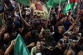 パレスチナ自治区ヨルダン川西岸（West Bank）ラマラ（Ramallah）で、イスラエルとパレスチナが合意に至った長期停戦を祝うパレスチナ住民ら（2014年8月26日撮影）。(c)AFP/ABBAS MOMANI