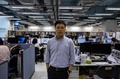 香港の民主派の現地紙「蘋果日報（アップル・デーリー）」編集部で取材に応じる羅偉光（ライアン・ロウ）編集長（2021年5月13日撮影）。(c)ISAAC LAWRENCE / AFP