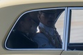 タイ・バンコクの王宮前広場に設けられた火葬施設で故プミポン・アドゥンヤデート前国王の火葬式が行われた翌日、到着したワチラロンコン国王（右）と娘のパチャラキティヤパー王女（2017年10月27日撮影）。(c)AFP/Anthony Wallace
