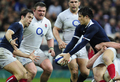 ラグビーシックスネイションズ（%%Six Nations Rugby 2010%%）第5週、フランス対イングランド。試合はフランスが12-10で勝利し、6年ぶりのグランドスラム（全勝優勝）を飾った。写真はモーガン・パラ（%%Morgan Parra%%、左）にパスを出すフランスのフランソワ・トリンドゥク（%%Francois Trinh-Duc%%、右）（2010年3月20日撮影）(c)AFP/FRANCK FIFE