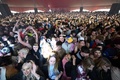 英リバプールのセフトンパークで、ロックバンド「ザ・ラザムス」のコンサートを楽しむ観客ら（2021年5月2日撮影）。(c)Paul ELLIS / AFP