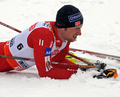 ノルディックスキー世界選手権2009男子距離複合（３０キロメートル）、優勝を果たして倒れこむペッテル・ノールトゥグ。（2009年2月22日撮影）(c)AFP/JANEK SKARZYNSKI
