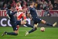 サッカー欧州チャンピオンズリーグ、決勝トーナメント1回戦第2戦、バイエルン・ミュンヘン対ラツィオ。シュートをブロックされるバイエルン・ミュンヘンのラファエル・ゲレイロ（中央、2024年3月5日撮影）。(c)Kirill KUDRYAVTSEV / AFP