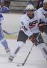 パックをキープする米国ホワイトチームのカイル・オクポソ（%%Kyle Okposo%%）。(c)AFP/Getty Images Phillip MacCallum