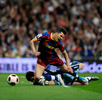 10-11スペイン1部リーグ第32節、レアル・マドリード（Real Madrid）対FCバルセロナ（FC Barcelona）。レアル・マドリードのイケル・カシージャス（Iker Casillas、奥）と交錯するバルセロナのダビド・ビジャ（David Villa、2011年4月16日撮影）。(c)AFP/DANI POZO