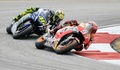 世界ロードレース選手権第17戦、マレーシアGP、MotoGPクラス決勝に臨むモビスター・ヤマハのバレンティーノ・ロッシとレプソル・ホンダのマルク・マルケス（2015年10月25日撮影）。(c)AFP/MOHD RASFAN