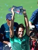 テニス、BNPパリバ・オープン、男子シングルス決勝。トロフィーを手に喜ぶロジャー・フェデラー（2017年3月19日撮影）。(c)AFP/FREDERIC J. BROWN