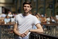 英ロンドンで、クラウドファンディングで「ギリシャ緊急援助基金」を立ち上げたトム・フィーニーさん（2015年6月30日撮影）。(c)AFP/NIKLAS HALLE&apos;N