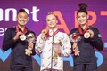 第50回世界体操競技選手権、女子個人総合決勝。表彰式に臨む（左から）米国のリアン・ウォン、ロシア体操連盟（RGF）のアンジェリーナ・メルニコワ、米国のケーラ・ディチェロ（2021年10月21日撮影）。(c)Charly TRIBALLEAU / AFP