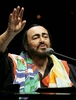 2005年12月2日、香港（Hong Kong）でステージに立つイタリア人テノール歌手ルチアーノ・パバロッティ（Luciano Pavarotti）氏。(c)AFP/Richard A. BROOKS