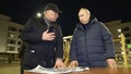 ウクライナ東部マリウポリの新興住宅地を訪問したロシアのマラト・フスヌリン副首相（左）とウラジーミル・プーチン大統領。ロシア大統領府が公開した映像より（2023年3月19日公開）。(c)AFP PHOTO / HANDOUT / RUSSIAN PRESIDENTIAL PRESS OFFICE 