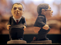 　スペイン・カタルーニャ（Catalonia）地方で、今年もクリスマス恒例の排便人形「カガネル（Caganer、「排便」の意）がお目見えした。カタルーニャでは、クリスマスシーズンになると有名人が排泄する姿を模した陶器の人形を自宅内に隠し、招待客に探させるのが恒例行事となっている。18世紀から続く風習で、カガネルは翌年の豊穣（ほうじょう）、希望、繁栄の象徴とされている。

　写真は、バルセロナ（Barcelona）のクリスマス市に登場した、アルベルト・ルイス・ガジャルドン（Alberto Ruiz Gallardon）マドリード（Madrid）市長のカガネル（2009年12月21日撮影）。(c)AFP/LLUIS GENE