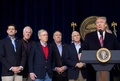 米メリーランド州にある大統領専用の別荘キャンプデービッドで、共和党議員や閣僚らとの会合に際し発言に立つドナルド・トランプ米大統領（2018年1月6日撮影）。(c)AFP PHOTO / SAUL LOEB