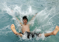 アフガニスタンの首都カブール（Kabul）で、プールに飛込む少年（2008年6月1日撮影）。(c)AFP/SHAH Marai