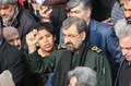 イラン首都テヘランで行われた「米国の犯罪」への抗議デモに参加する、革命防衛隊（IRGC）元トップのモフセン・レザイ氏（中央）ら（2020年1月3日撮影）。(c)ATTA KENARE / AFP