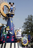 2008年4月11日、千葉県浦安市の東京ディズニーリゾートで、報道陣向け記念パレードで踊るミッキーマウス（Mickey Mouse、上）とディズニーのキャラクターたち。東京ディズニーリゾートは15日に開園25周年を迎える。（c）AFP/Yoshikazu TSUNO