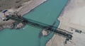 ダムの両岸を結ぶ鋼鉄製の橋（撮影日不明）。(c)CRI
