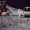 アポロ15号のデービッド・スコット（David Scott）船長が撮影した、月面車（Lunar Roving Vehicle）で作業するジェームズ・アーウィン（James Irwin）宇宙飛行士（1971年7月31日撮影）。(c)AFP/NASA