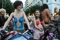 ギリシャ・テッサロニキ（Thessaloniki）で行われたイベント「ネイキッド・ライド（Naked Ride）」に参加した男女（2010年6月4日撮影）。(c)AFP/Sakis Mitrolidis