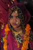 「売春婦の村」として知られるインド・グジャラート（Gujarat）州バディア（Vadia）村で開かれた集団結婚式で婚約を結ぶ少女（2012年3月11日撮影）。(c)AFP/Sam PANTHAKY