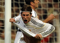 09-10スペイン1部リーグ第13節、レアル・マドリード（%%Real Madrid%%）対アルメリア（%%UD Almeria%%）。試合はレアル・マドリードが4-2で勝利した。写真は前半31分に先制点を決めて歓喜するレアル・マドリードのセルヒオ・ラモス（%%Sergio Ramos%%）。（2009年12月5日撮影）(c)AFP/PEDRO ARMESTRE