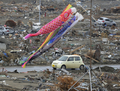 東日本大震災の発生から1か月が過ぎた被災地。写真は岩手県陸前高田市で風に揺れるこいのぼり（2011年4月22日撮影）。(c)AFP/Toru YAMANAKA

&lt;a href=&quot;http://www.afpbb.com/article/disaster-accidents-crime/disaster/2790111/6954516&quot;&gt;&lt;b&gt;【写真特集】地震に襲われた各地の様子&lt;/b&gt;&lt;/a&gt;