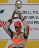 世界ロードレース選手権第17戦、マレーシアGP、MotoGPクラス決勝を制し、トロフィーを掲げるレプソル・ホンダのダニ・ペドロサ（2015年10月25日撮影）。(c)AFP/MOHD RASFAN