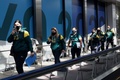 東京五輪を控え、成田国際空港に到着したオーストラリア・ソフトボール女子代表選手ら（2021年6月1日撮影）。(c)Behrouz MEHRI / POOL / AFP