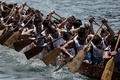 香港（Hong Kong）で行われた毎年恒例「ドラゴンボート（龍舟）フェスティバル（Dragon Boat Festival）」のレース（2014年6月2日撮影）。(c)AFP/Philippe Lopez