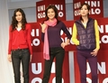 東京・表参道ヒルズで開かれたユニクロ（UNIQLO）の新商品「スリムボトムス」記者発表会に登場した女優の藤原紀香（中央）とモデル（2008年8月27日撮影）。(c)MODE PRESS