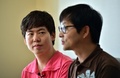 韓国ソウルの自宅でインタビューに応じる金趙光秀さん（右）と金承煥さんのカップル（2015年7月15日撮影）。(c)AFP/JUNG YEON-JE