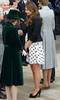 英リーブスデン（Leavesden）にあるワーナー・ブラザーズ・スタジオ（Warner Bros. Studios）に訪れたキャサリン妃（Catherine, Duchess of Cambridge、2013年4月26日撮影）。(c)AFP/LEON NEAL