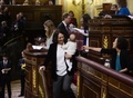 スペインで招集された下院議会で、赤ちゃんを抱いて投票するカロリーナ・ベスカンサ議員（2016年1月13日撮影）。(c)AFP/PIERRE-PHILIPPE MARCOU