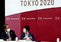 理事会の会合を前に談笑する東京オリンピック･パラリンピック競技大会組織委員会の橋本聖子会長（右）と武藤敏郎事務総長（2021年6月8日撮影）。(c)Behrouz MEHRI/ POOL/AFP